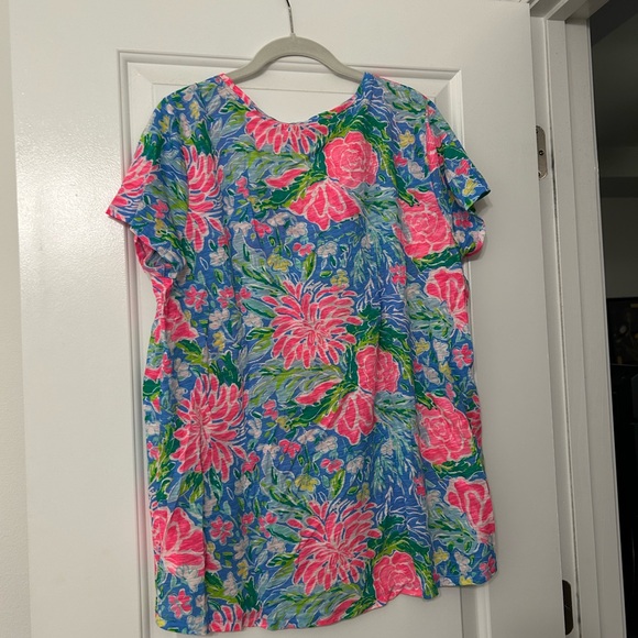 Lilly Pulitzer XL v-neck Tee - Picture 4 of 4